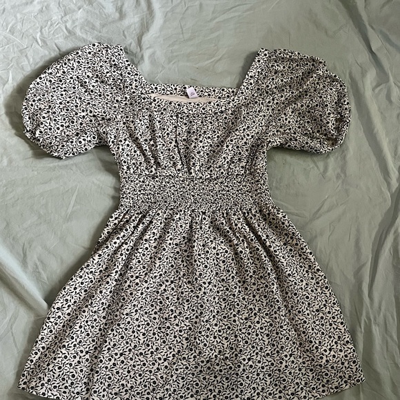 Old Navy Waist Define Puff Sleeve Dress - Picture 3 of 6